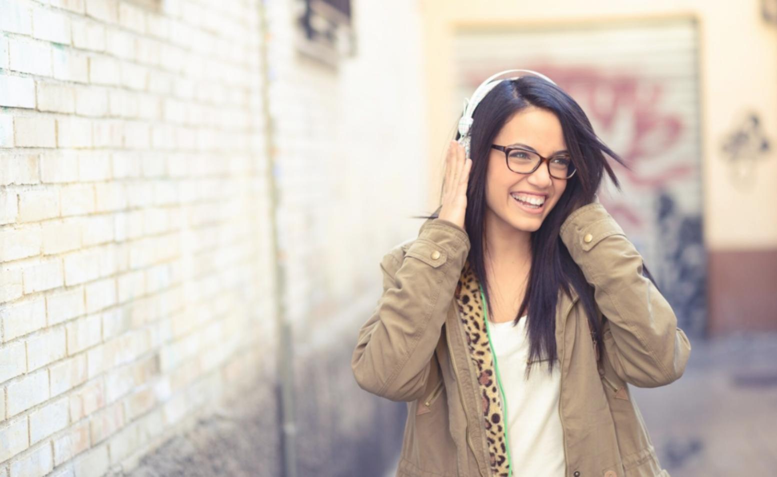 Grupo practicando yoga en ambiente relajado y acogedor