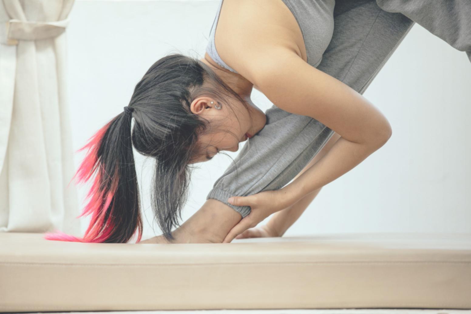 Ambiente tranquilo de práctica de yoga con luz natural