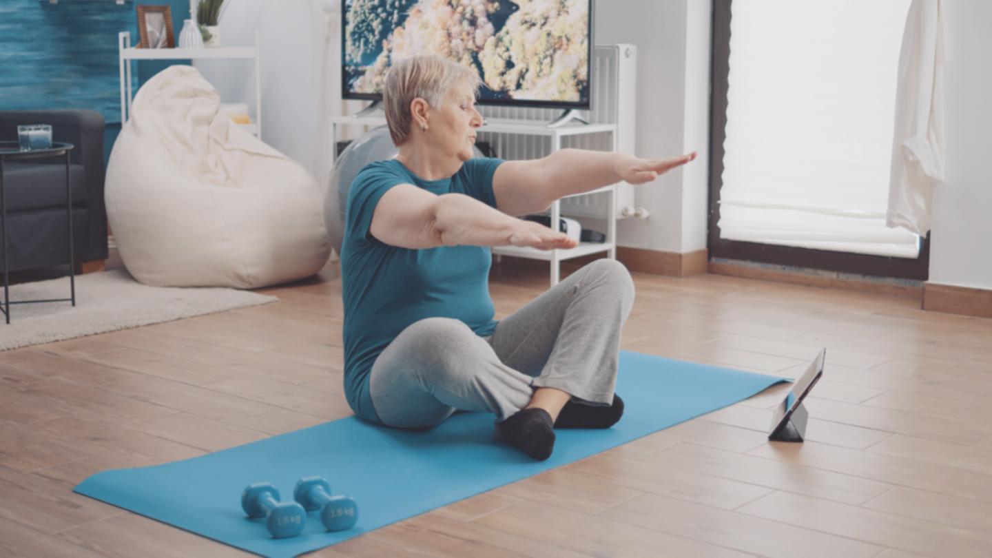 Detalles de práctica de yoga con accesorios y ambiente natural