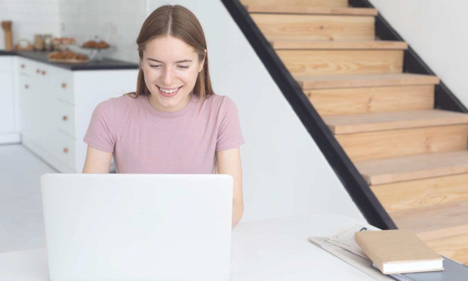 Espacio de práctica con colchonetas y accesorios de yoga
